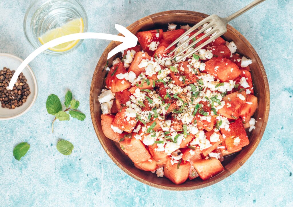 Wassermelonen-Salat auf blauem Hintergrund mit Bildkompositionstechnik Links-nach-Rechts-Regel