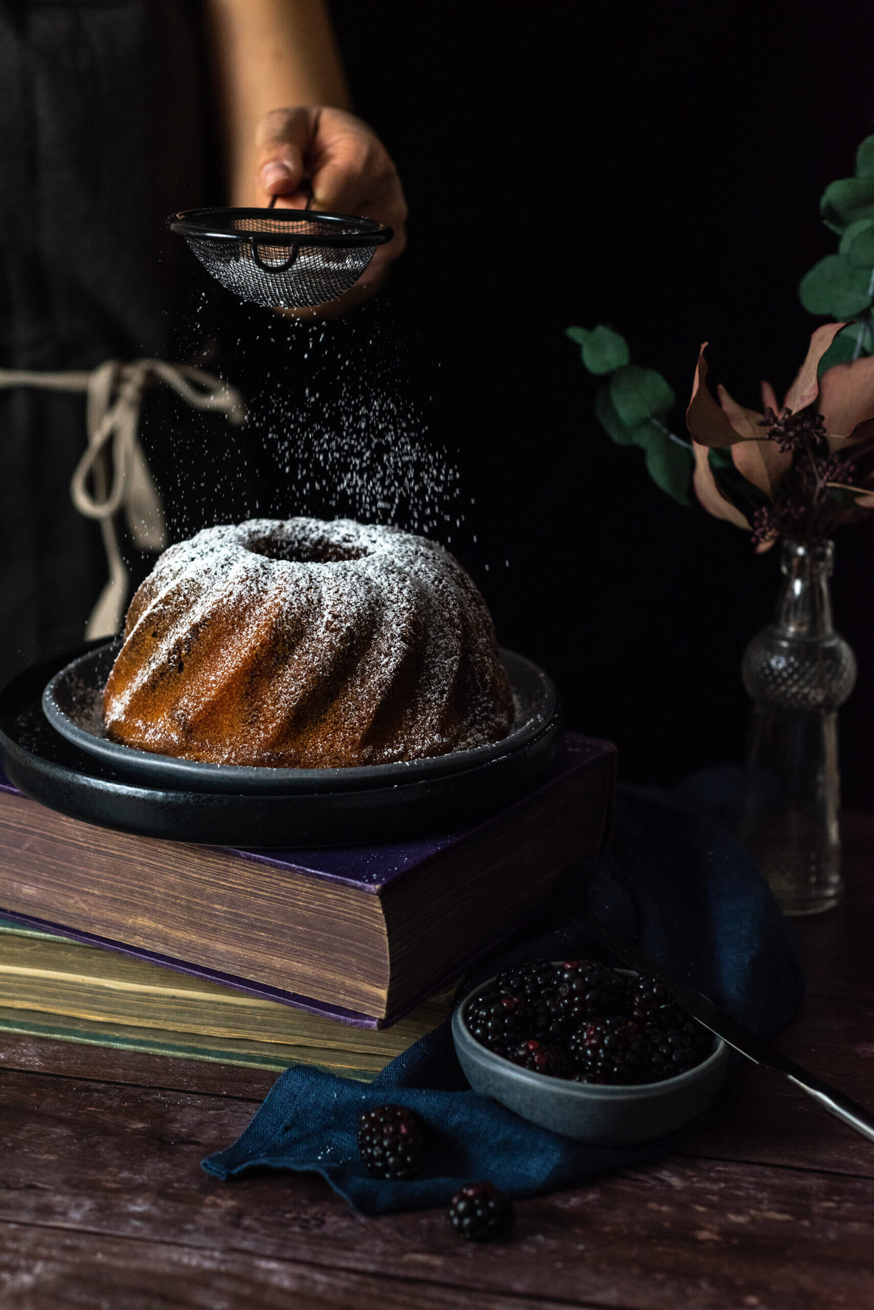 dark & moody Food Foto eines Gugelhupfs mit Streiflicht fotografiert