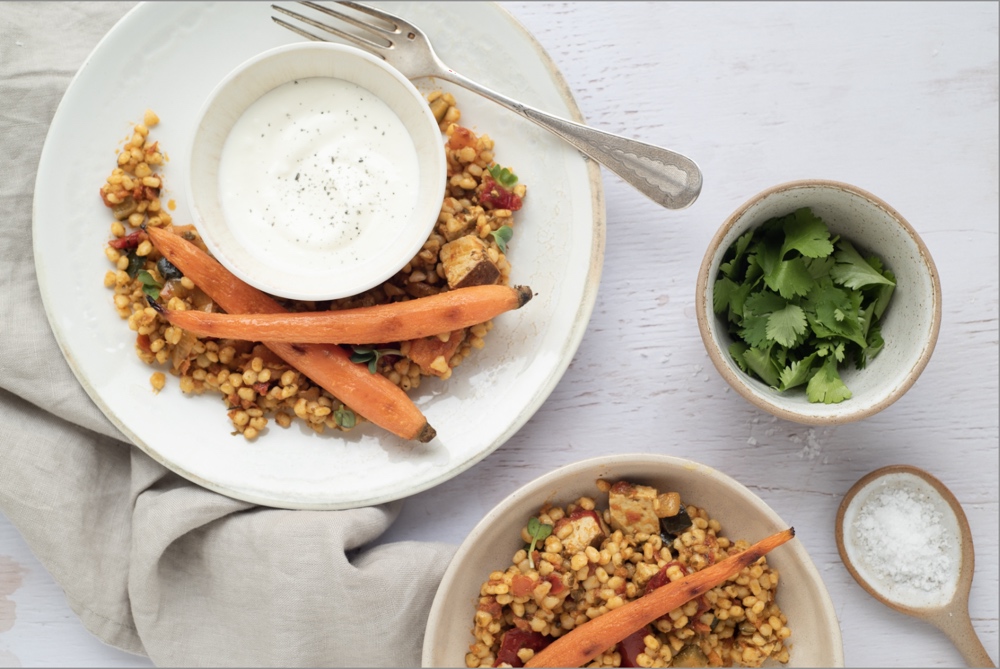 Geröstete Möhren mit Couscous-Salat unbearbeitetes Foto