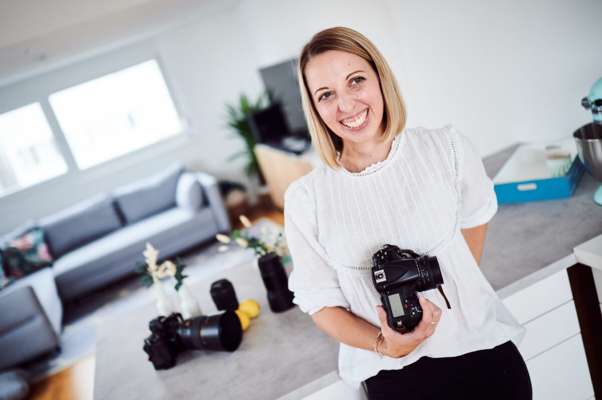 Food Fotografin Cornelia Kahr mit Kamera in der Hand stehend