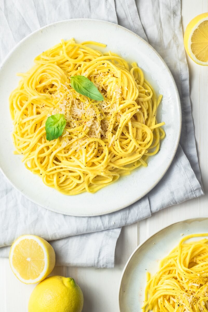 Pasta mit Zitronensauce und Parmesan - helle Fotografie