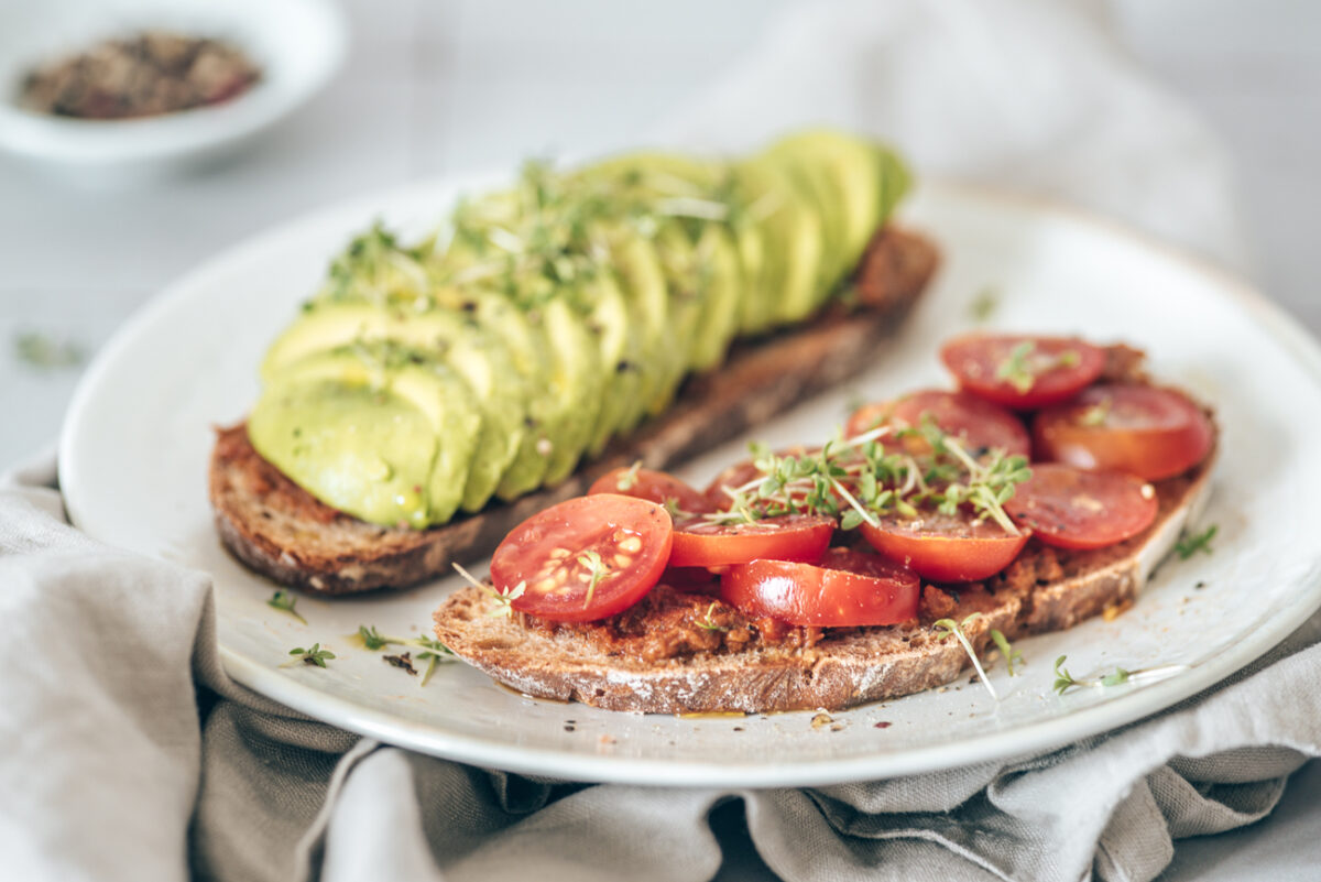 Dunkles Brot mit Avocadoo und Tomaten mit Kresse-Topping