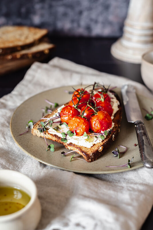 Brot mit gegrillten Tomaten auf dünklerem Untergrund