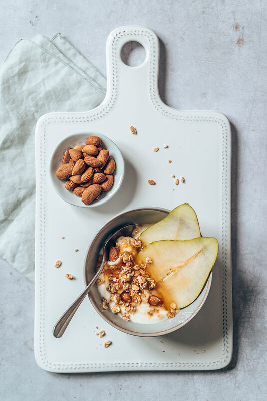 Food Fotografie von Müsli mit Joghurt und Birne